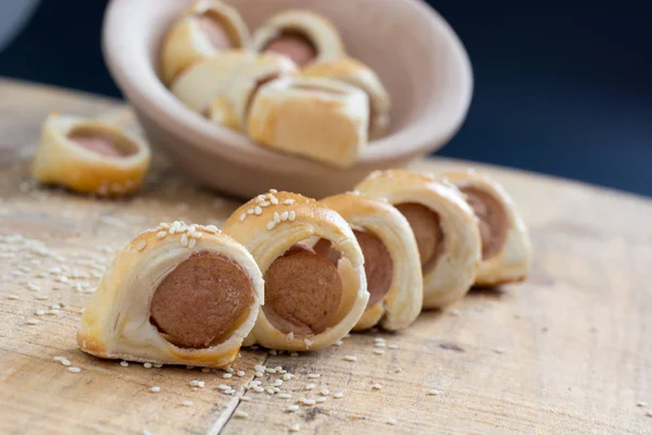  Sosis pişmiş kruvasan hamur metal raf soğutma olarak haddelenmiş.