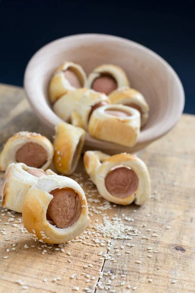  Sosis pişmiş kruvasan hamur metal raf soğutma olarak haddelenmiş.