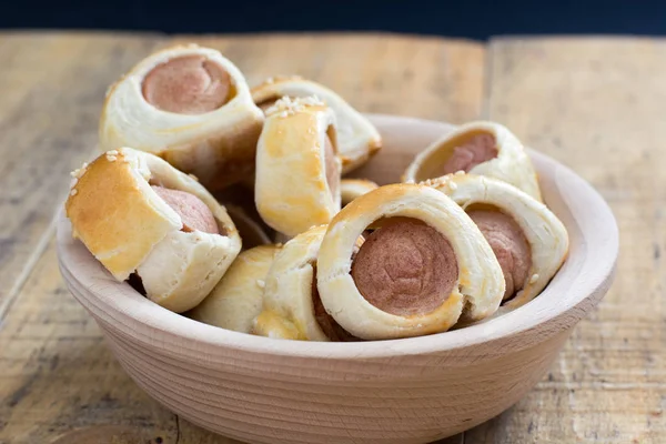  Sosis pişmiş kruvasan hamur metal raf soğutma olarak haddelenmiş.