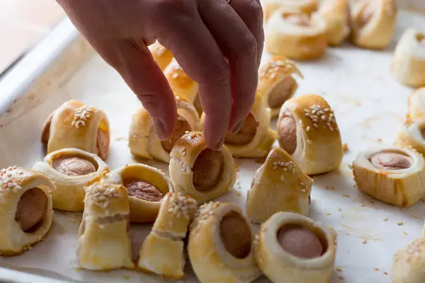  Sosis pişmiş kruvasan hamur metal raf soğutma olarak haddelenmiş.