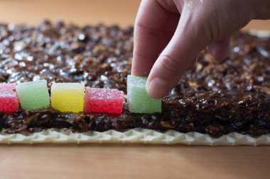 Çikolata pasta kabuk haddelenmiş hatlarının için ceviz ile tepesi