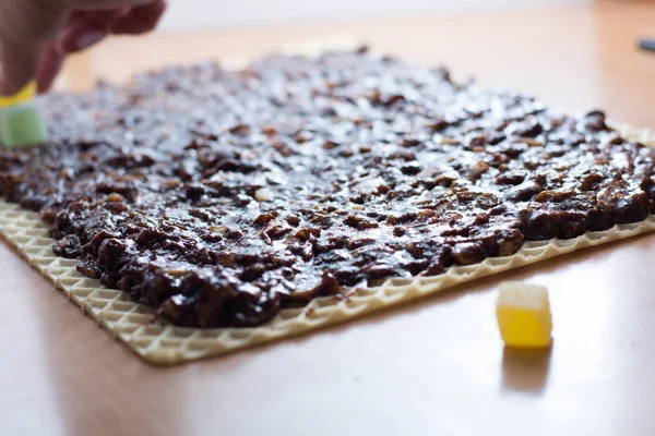 Cubierta de chocolate con nueces en la corteza de la torta para la chocola enrollada — Foto de Stock