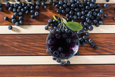 Aronia suyu ile tabloda Aronia döktüm