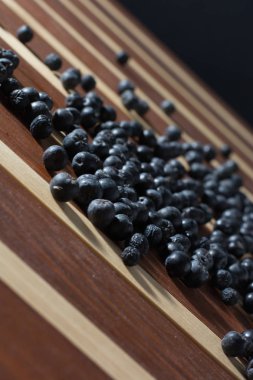 Aronia ahşap masanın üzerine döktüm