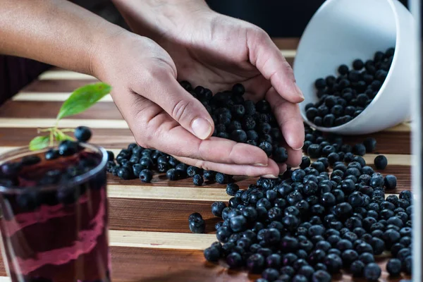 Kadın el aronia ve aronia suyu