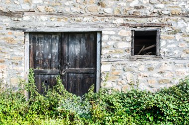Açık kapı pencere ve Ivy duvarına bir geleneksel köy hous