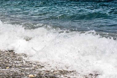 yuvarlak taş ile dalgalar deniz deniz kıyısı
