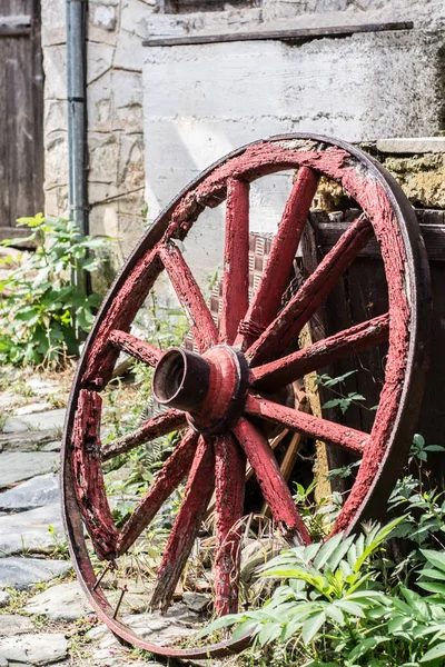 Houten wiel in de oude Griekse traditionele dorp — Stockfoto