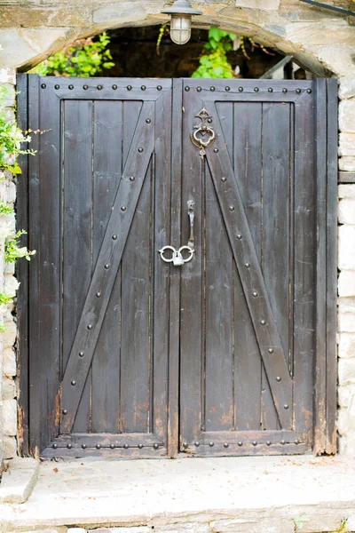 La porte d'entrée et le mur de lierre d'une maison de village traditionnelle — Photo