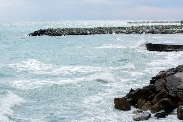 Ondas a invadir uma costa pedregosa. Close-up . — Fotografia de Stock