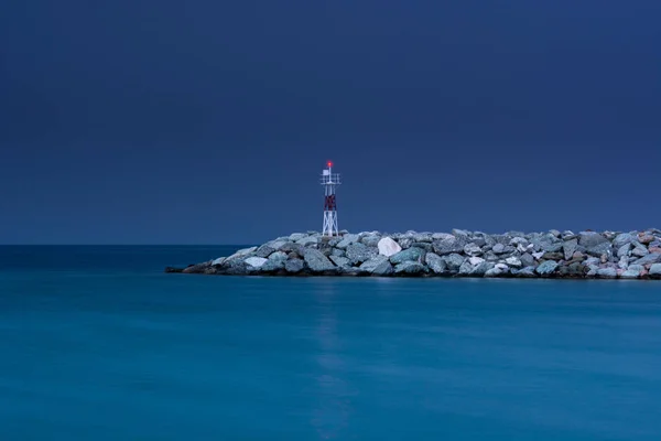 Küçük kırmızı deniz feneri Platamonas Yunanistan. — Stok fotoğraf
