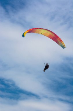 Paraglider mavi yaz gökyüzünde uçar