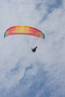 Paraglider mavi yaz gökyüzünde uçar