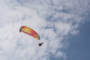 Paraglider mavi yaz gökyüzünde uçar