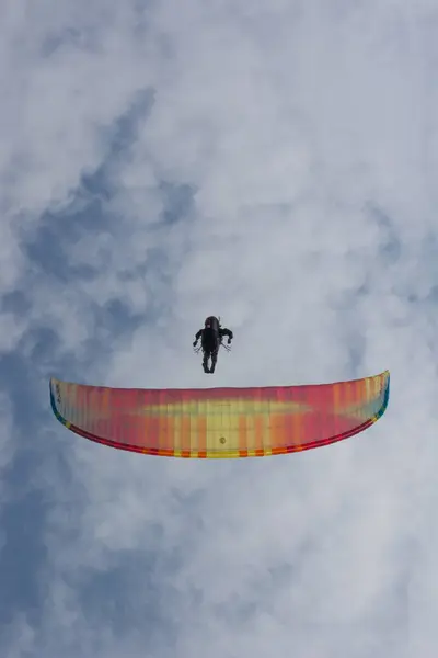 Paraglider vliegt in de blauwe zomerhemel — Stockfoto