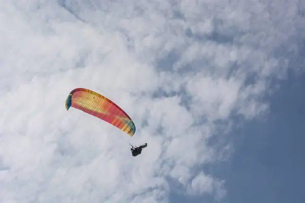 Gleitschirm fliegt in den blauen Sommerhimmel — Stockfoto