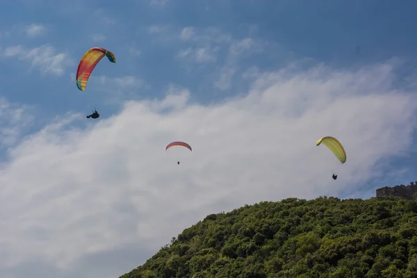 Paralotnia lata na błękitnym, letnim niebie — Zdjęcie stockowe