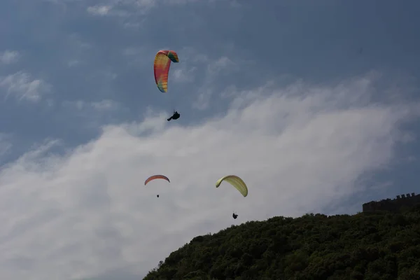 Le parapente vole dans le ciel bleu de l'été — Photo