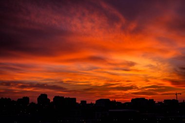 Belgrad üzerinden muhteşem günbatımı turuncu bulutlar ile