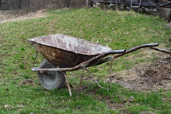 Oude en goed gebruikte roestig kruiwagen — Stockfoto