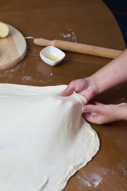 Kadın evde et ile hamur yapma