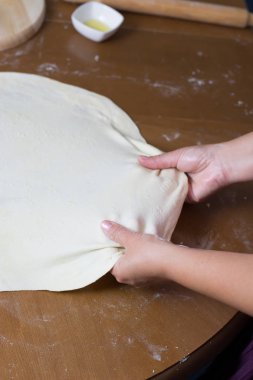 Kadın evde et ile hamur yapma