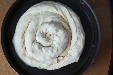 Kadın evde et ile hamur yapma