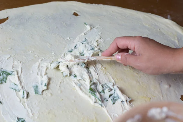 Herstellung von hausgemachtem Käsekuchen oder einer anderen Art von Vorspeise — Stockfoto