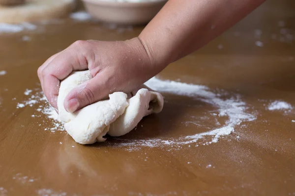 Výroba domácí sýr koláč nebo jiný druh pečiva předkrm — Stock fotografie