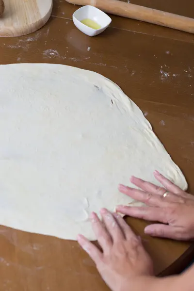 Mujer haciendo masa con carne en casa —  Fotos de Stock