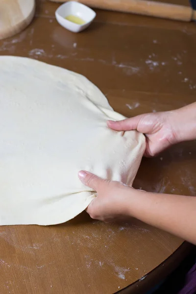 Frau macht Teig mit Fleisch zu Hause — Stockfoto