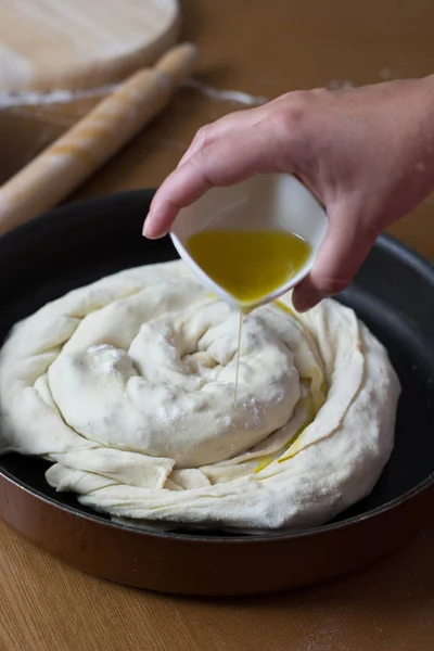 Frau macht Teig mit Fleisch zu Hause — Stockfoto