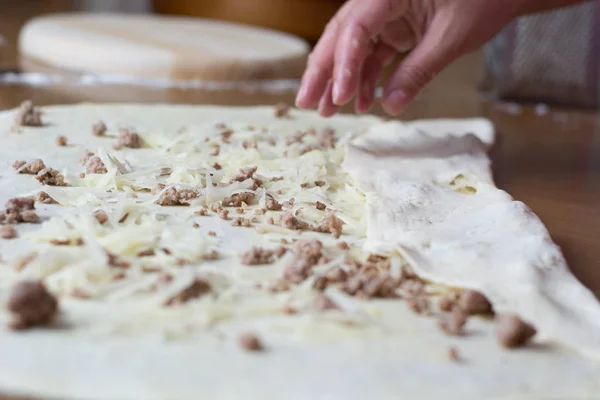 Frau macht Teig mit Fleisch zu Hause — Stockfoto