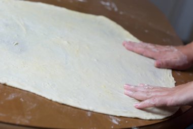 Kadın evde et ile hamur yapma