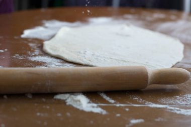 Kadın evde et ile hamur yapma