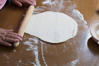 Kadın evde et ile hamur yapma