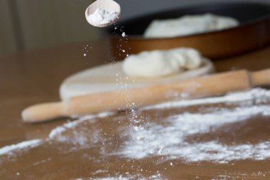 Kadın evde et ile hamur yapma