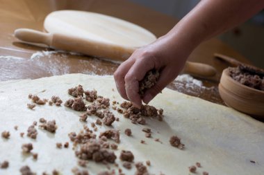 Kadın evde et ile hamur yapma