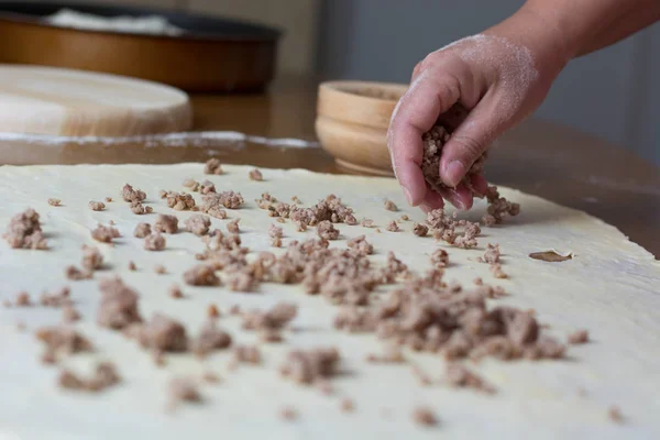 Mulher fazendo massa com carne em casa — Fotografia de Stock