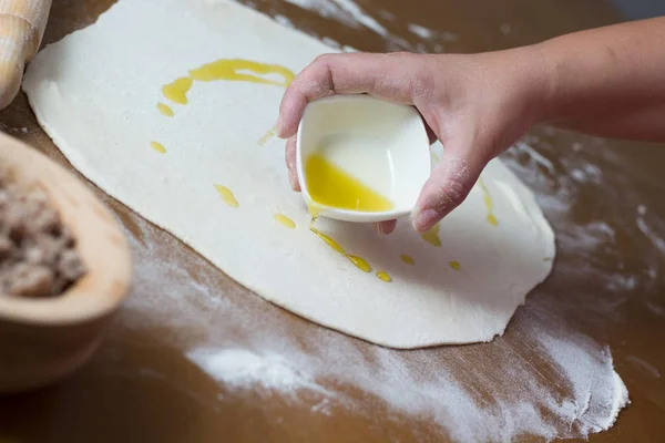 Frau macht Teig mit Fleisch zu Hause — Stockfoto