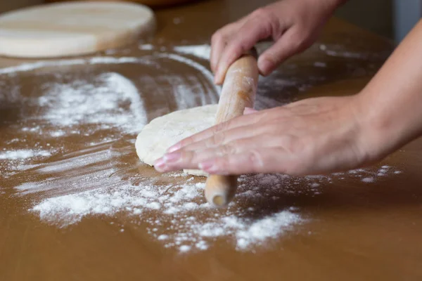 Frau macht Teig mit Fleisch zu Hause — Stockfoto