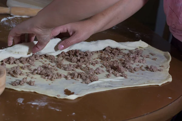 Donna che fa la pasta con la carne a casa — Foto Stock