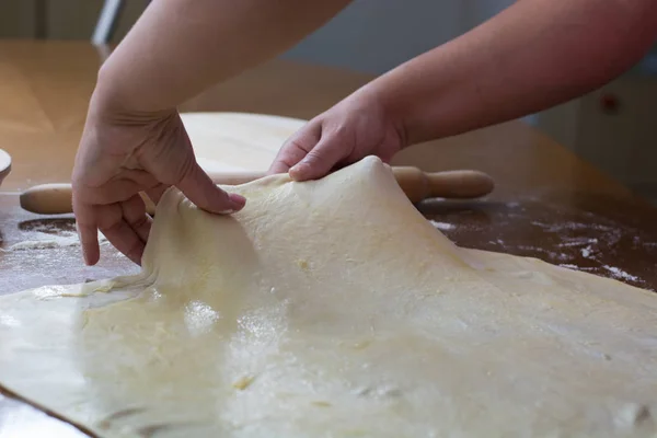 Frau macht Teig mit Fleisch zu Hause — Stockfoto