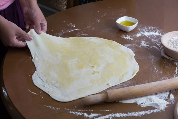Жінка робить тісто з м'ясом вдома — стокове фото