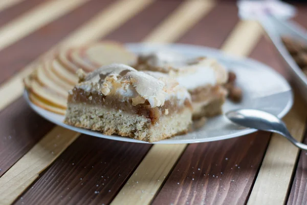 Квадратна форма нарізаного омлету яблучного пирога з кумкватами та мигдалем — стокове фото
