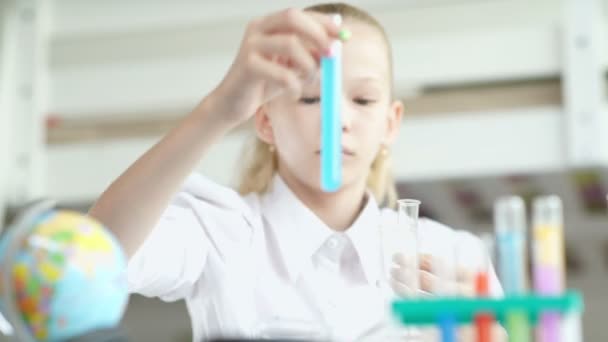 Garota segurando frasco com solução química azul — Vídeo de Stock