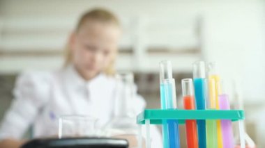 Renkli kimyasal reaktifler ile test tüpleri. Kimyasal şişeler