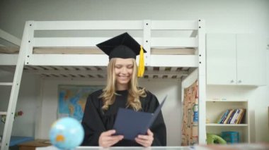 Masters şapkası ve elbisesi mezunu. Yüksek Öğrenim Diploması