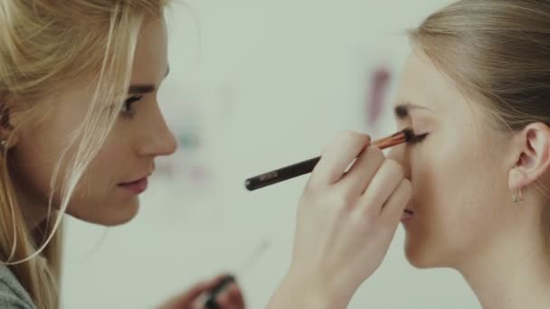 Make-up Artist Make-up Mädchenauge mit einem Pinsel. — Stockvideo