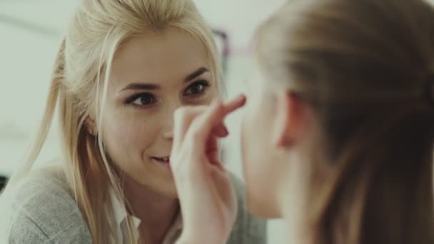 Maquillaje de niña con pelo largo y blanco y ojos marrones. Hermosa. — Vídeos de Stock